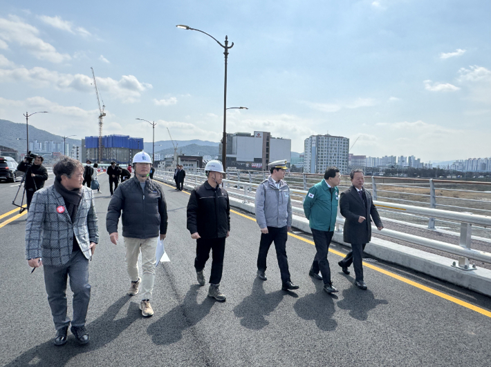 주낙영 시장이 지난 2024년 '황금대교 조성사업' 현장을 찾아 개통 준비상황을 점검하고 있다. 경주시 제공
