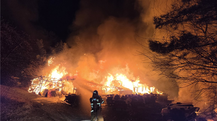 소방관들이 주택화재를 진화하고 있다. 경북소방본부 제공