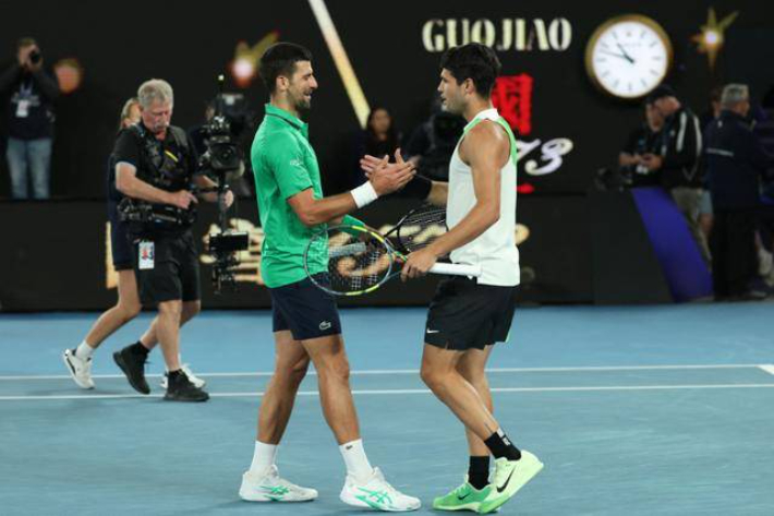 조코비치(왼쪽)와 알카라스. 연합뉴스 