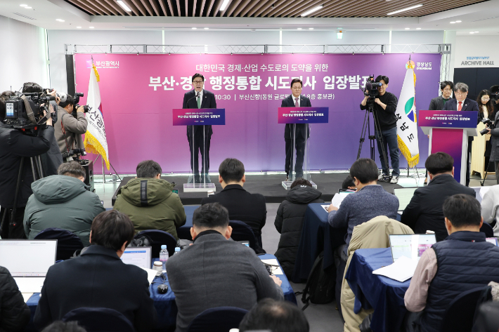박형준 부산시장과 박완수 경남지사가 28일 오전 부산신항 동원글로벌터미널 홍보관에서 부산·경남 행정통합에 대한 입장을 밝히고 있다. 부산시 제공