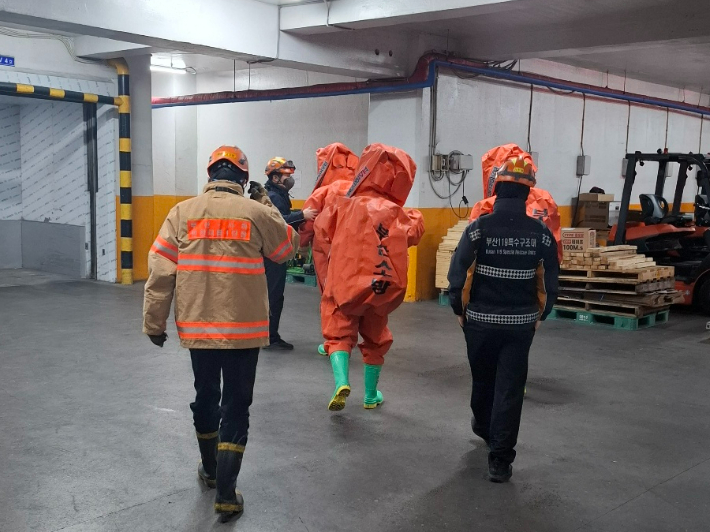 2일 오전 5시 30분쯤 부산 사하구의 한 수산물 냉동창고에서 암모니아 누출 사고가 발생했다. 부산소방재난본부 제공