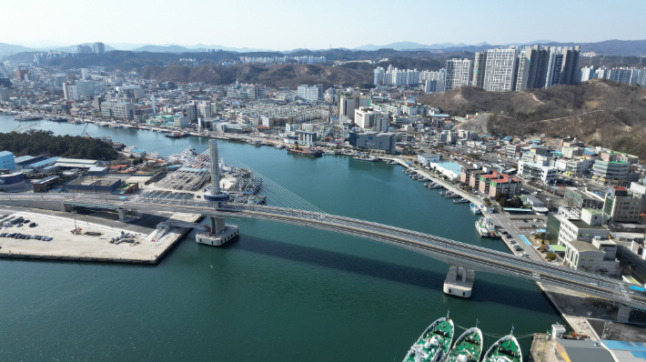 포항시는 지난달 31일 남구 송도동 송도부두 일원에서 '효자~상원 간 도로건설공사(해오름대교) 개통식'을 개최했다. 포항시 제공