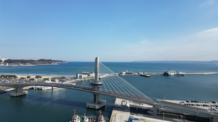 포항시는 지난달 31일 남구 송도동 송도부두 일원에서 '효자~상원 간 도로건설공사(해오름대교) 개통식'을 개최했다. 포항시 제공