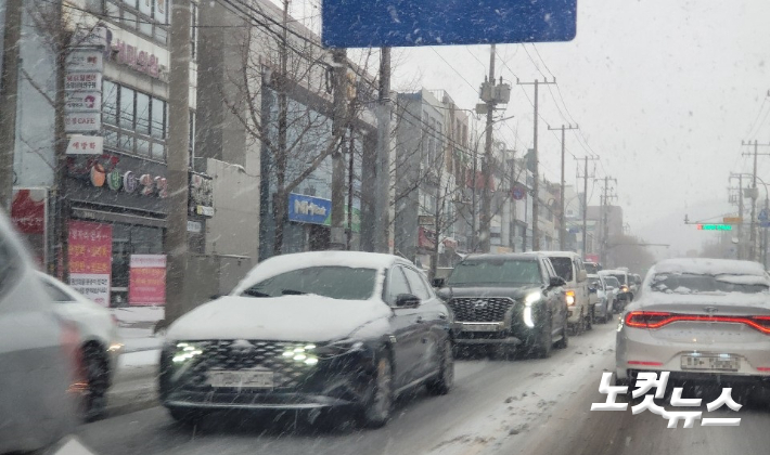 전남 순천 시내에 눈이 내리는 가운데 차량들이 서행하고 있다. 유대용 기자