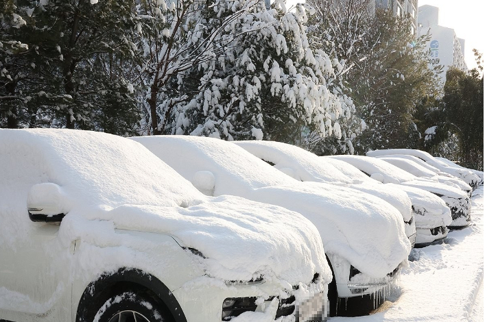 주차된 차량에 덮인 눈. 연합뉴스