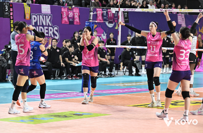 흥국생명 선수들이 1일 페퍼저축은행과 홈 경기에서 승리한 뒤 기뻐하고 있다. KOVO 