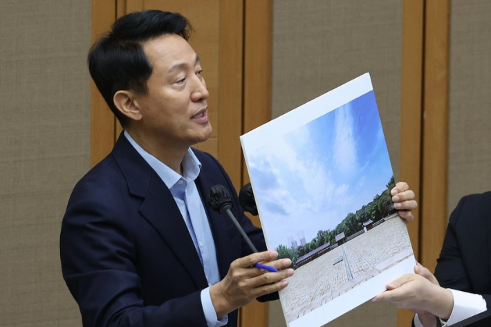 세운4구역 재개발과 종묘 관련 자료 든 오세훈 서울시장. 연합뉴스