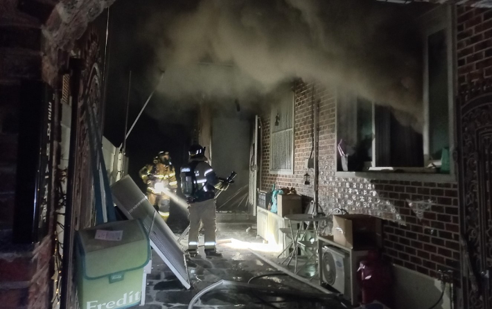 1일 오후 8시 20분쯤 경북 구미시 형곡동의 한 2층짜리 단독주택 1층에서 불이 났다. 경북소방본부 제공