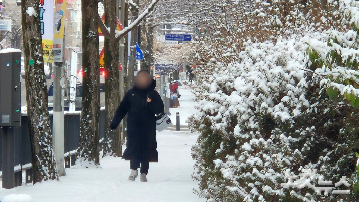 2일 오전 8시쯤 광주 북구 오치동의 한 도로에서 시민이 눈길을 걸어가고 있다. 한아름 기자