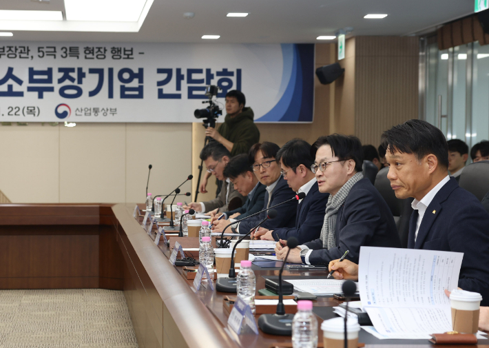 김정관 산업통상부 장관이 전북 군산 한국산업단지공단 전북지역본부에서 태양광·풍력 소부장 기업 8개사 및 유관기관 관계자들이 참석한 가운데 열린 '재생에너지 소부장기업 간담회'를 주재하고 있다. 산업통상부 제공