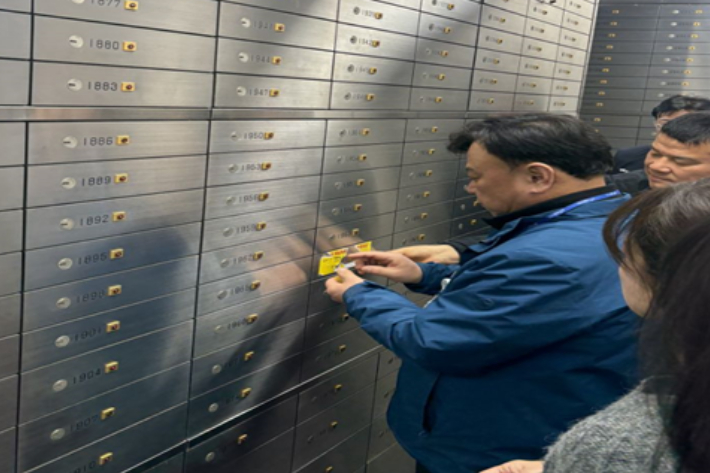 전북자치도가 1천만 원 이상의 지방세 고액 체납자들의 대여금고를 압류했다. 전북도 제공