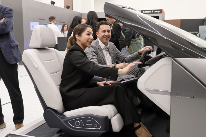 현대모비스는 최근 미국 라스베가스에서 열린 CES 2026에서 글로벌 고객사를 대상으로 각종 신기술을 선보였다. 업계 관계자들이 현대모비스 차세대 콕핏시스템인 엠빅스(M.Vics) 7.0을 체험하고 있는 모습. 현대모비스 제공     