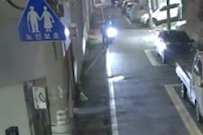 지난달 2일 부산 북구 덕천동 한 골목길에서 배달 기사 A(30대·남)씨가 보행자를 들이받기 직전 모습. 부산경찰청 제공