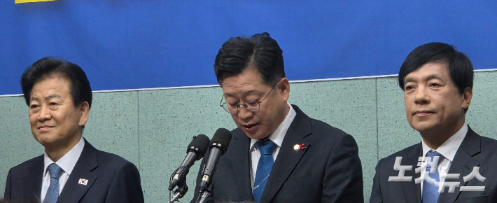 민주당 안호영 국회의원이 2일 전북도의회에서 기자회견을 열어 전주·완주 행정통합을 추진하겠다고 밝히고 있다. 최명국 기자