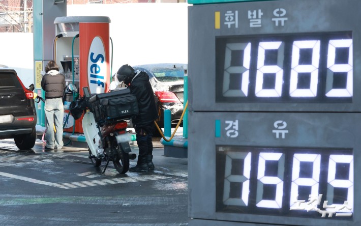 국내 주유소 휘발유와 경유 주간 평균 가격이 8주 연속 하락세를 이어가고 있는 가운데 2일 서울의 한 주유소에 휘발유와 경유 가격이 표시돼 있다.