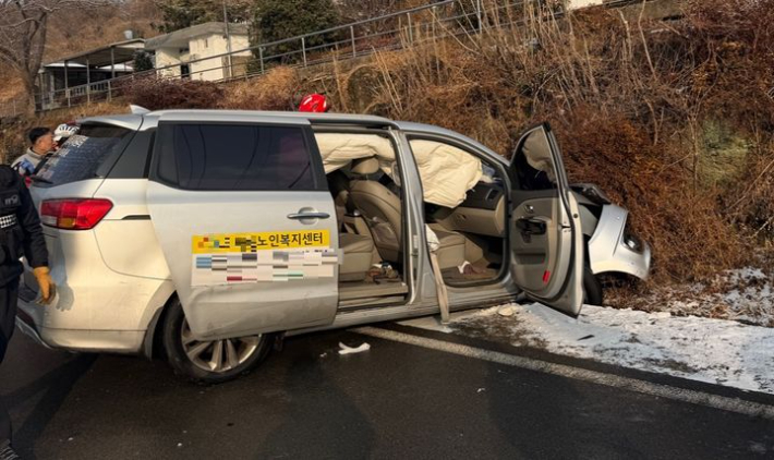 2일 오전 8시 40분쯤 전남 순천시 상사면의 한 편도 1차선 도로에서 한 승합차량이 눈길에 미끄러지는 사고가 발생했다. 전남소방본부 제공