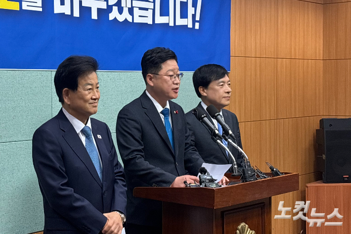 2일 오전 전북도의회 브리핑실에서 더불어민주당 안호영 의원(완주·진안·무주)이 통일부 장관인 정동영 의원(전주병), 이성윤 의원(전주을)과 기자회견을 열었다. 송승민 기자