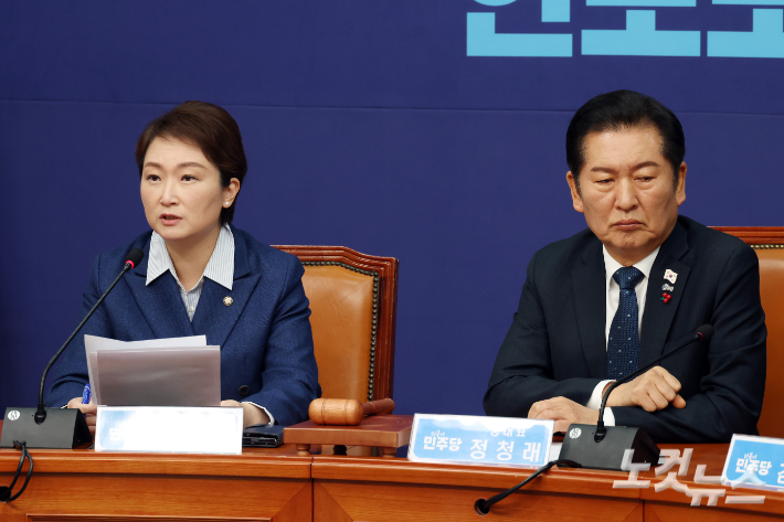 더불어민주당 이언주 최고위원이 5일 서울여의도 국회에서 열린 최고위원회의에서 발언을 하고 있다. 오른쪽은 정청래 대표. 윤창원 기자