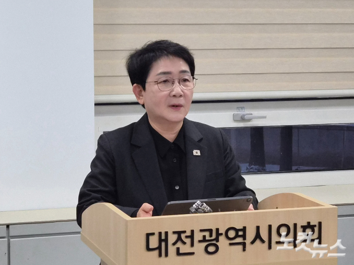 박정현 더불어민주당 대전시당위원장이 2일 대전시의회에서 행정통합 특별법안 관련 기자회견을 갖고 질문에 답하고 있다. 김정남 기자