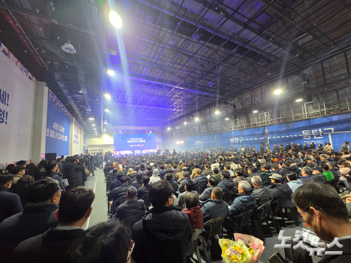 2일 열린 화성시 만세구청 개청식에 시민들이 참석해 행사를 지켜보고 있다. 정성욱 기자
