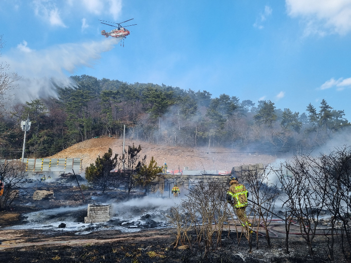 2일 부산 기장군 가건물 화재 현장. 부산소방재난본부 제공