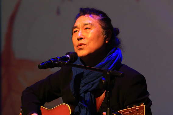 가수 김원중 씨. 청와대 제공