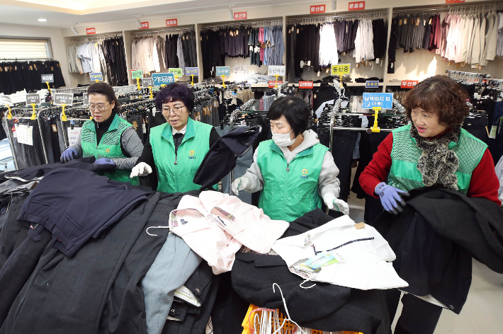 광주 북구 우산동 '상설교복나눔장터' 운영을 준비하고 있는 모습. 광주 북구 제공