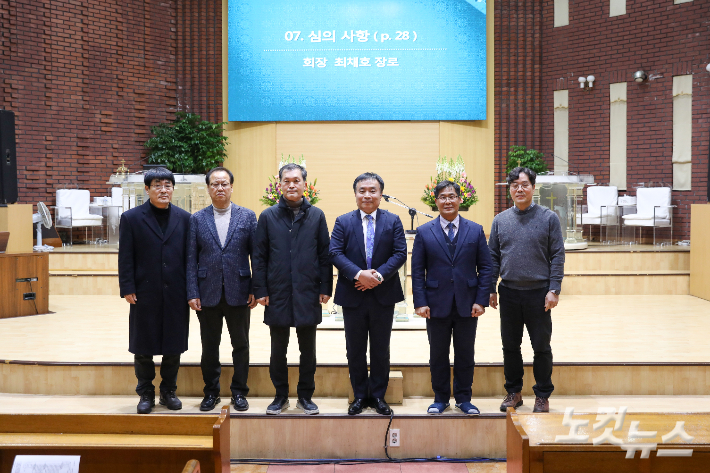 군산지방장로회 제54회 정기총회에서 새롭게 선출된 임원들이 기념촬영을 하고 있다. 최화랑 기자