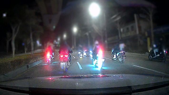 지난 1일 A군 등 일당이 부산 도심에서 오토바이로 '대열주행'하는 모습. 부산경찰청 제공