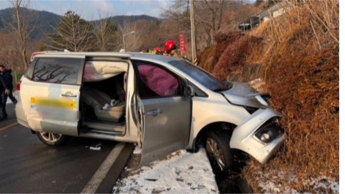 소방당국이 순천의 한 도로에서 미끄러진 복지센터 차량을 수습 하고 있다. 순천소방서 제공