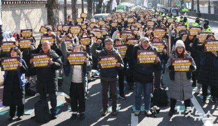 2일 오후 서울 종로구 청와대 사랑채 인근에서 열린 공공운수노조 국민건강보험고객센터지부 총파업대회에서 조합원들이 구호를 외치고 있다.