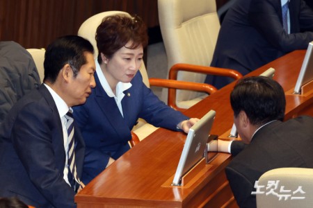 2일 서울 여의도 국회에서 열린 제432회 국회(임시회) 개회식에서 더불어민주당 정청래 대표와 이언주 최고위원, 조승래 사무총장이 대화를 하고 있다.