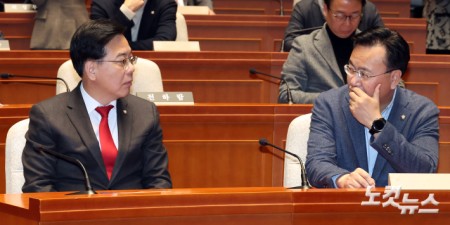 국민의힘 송언석 원내대표와 유상범 원내운영수석부대표가 2일 서울 여의도 국회에서 열린 당 의원총회에서 대화를 하고 있다.