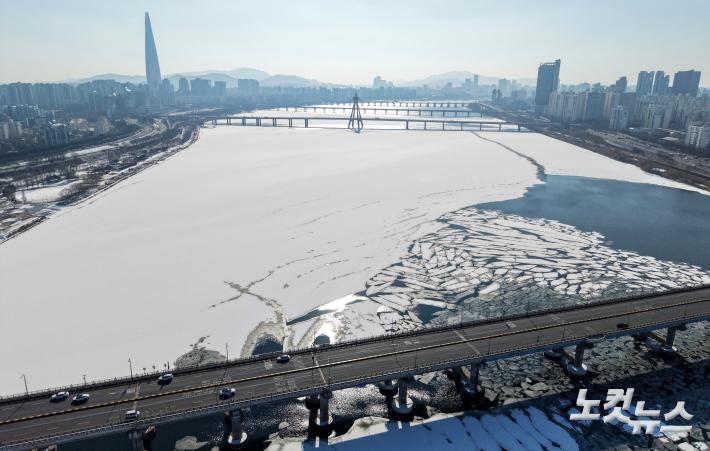 눈 쌓인 한강