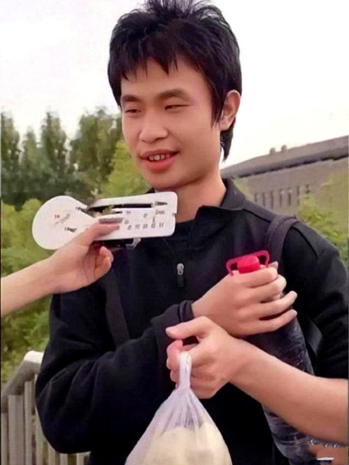 지난 2021년 웨이둥이가 즉석인터뷰를 하면서 찐빵 봉지와 생수병을 들고 있는 모습.  시나웨이보 캡처