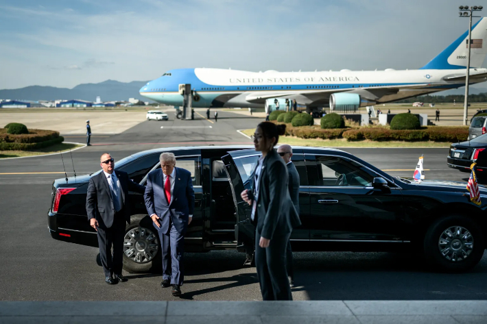 2025년 10월 30일 미중 정상회담 참석을 위해 부산 김해 공항에 도착한 도널드 트럼프 미국 대통령. 미국 백악관 홈페이지 캡처