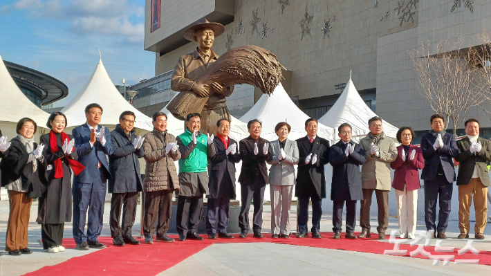 동대구역 광장에 설치된 박정희 동상. 정진원 기자