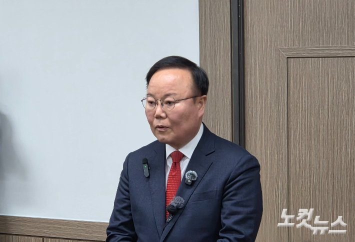 6.3 지방선거 경북도지사 출마를 공식 선언한 김재원 국민의힘 최고위원이 2일 국민의힘 경북도당에서기자 간담회를 열었다. 