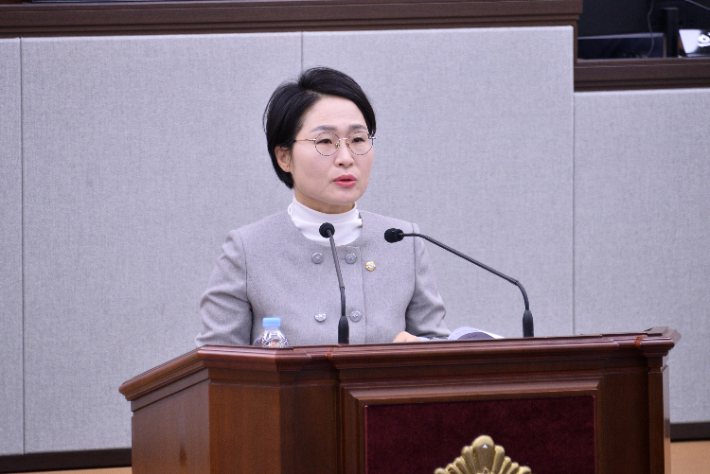 여수시의회 민덕희 의원이 전남·광주 통합특별시 출범 논의에 대한 제안 설명을 하고 있다. 여수시의회 제공