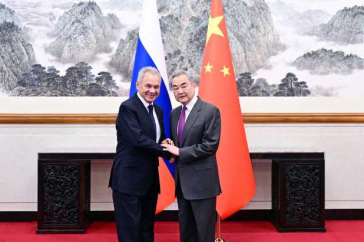 왕이 중국 외사판공실 주임과 쇼이구 러시아 국가안보회의 서기. 중국 외교부 제공