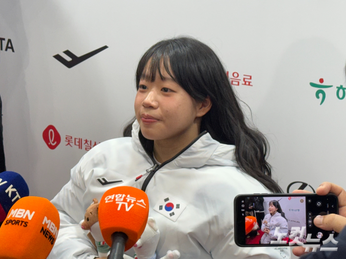 취재진과 인터뷰 중인 김윤지. 김조휘 기자