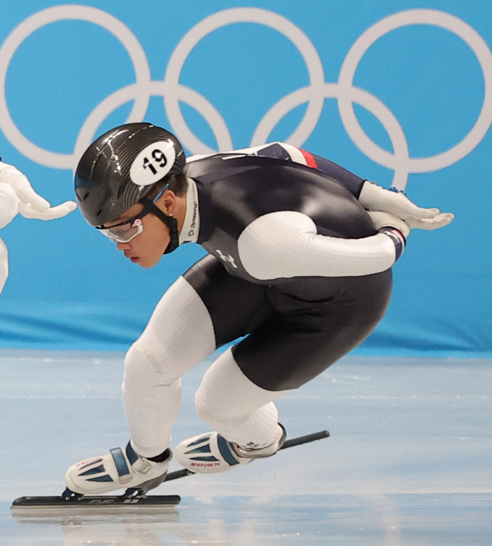미국 쇼트트랙 대표팀 허재영이 지난 2022년 1월 31일 중국 베이징 캐피털 실내경기장에서 열린 2022 베이징동계올림픽 공식 훈련에서 링크를 돌고 있다. 연합뉴스