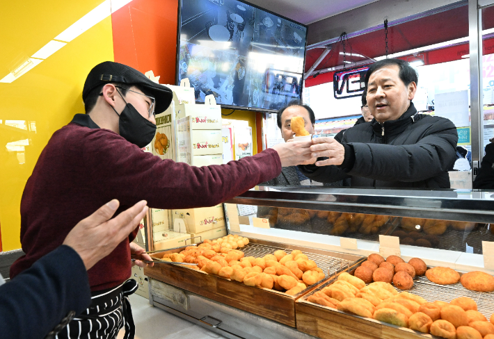 구윤철(오른쪽) 부총리 겸 재정경제부 장관이 2일 설 명절 성수품 수급동향 및 설 민생안정대책의 이행상황을 점검하고자 충남 천안 중앙시장을 방문해 주요 점포에서 물품을 구입하며 민생 현장 물가를 점검하고 있다. 재정경제부 제공