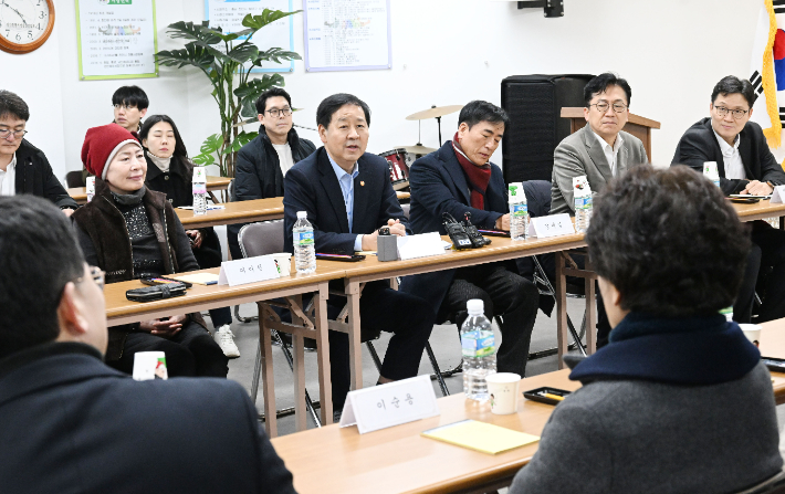 구윤철(가운데) 부총리 겸 재정경제부 장관이 2일 설 명절 성수품 수급동향 및 설 민생안정대책의 이행상황을 점검하고자 충남 천안 중앙시장을 방문해 시장 상인들과 간담회를 갖고 애로사항을 청취하고 있다. 재정경제부 제공