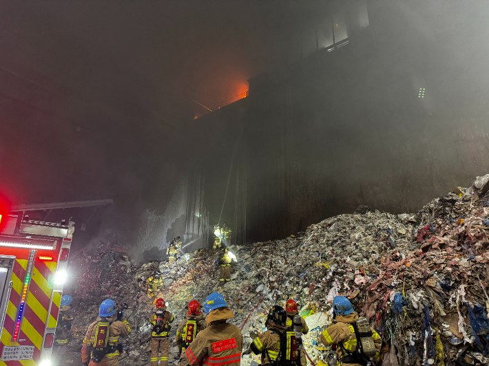 2일 오후 4시 10분쯤 부산 사하구의 한 자원순환시설 폐기물 창고에서 불이 나 소방 당국이 진화에 나섰다. 부산소방재난본부 제공