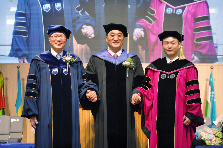 한동대 제7대 최도성 총장, 이재훈 이사장, 제8대 박성진 총장이 기념촬영을 하고 있다.(왼쪽부터) 한동대 제공