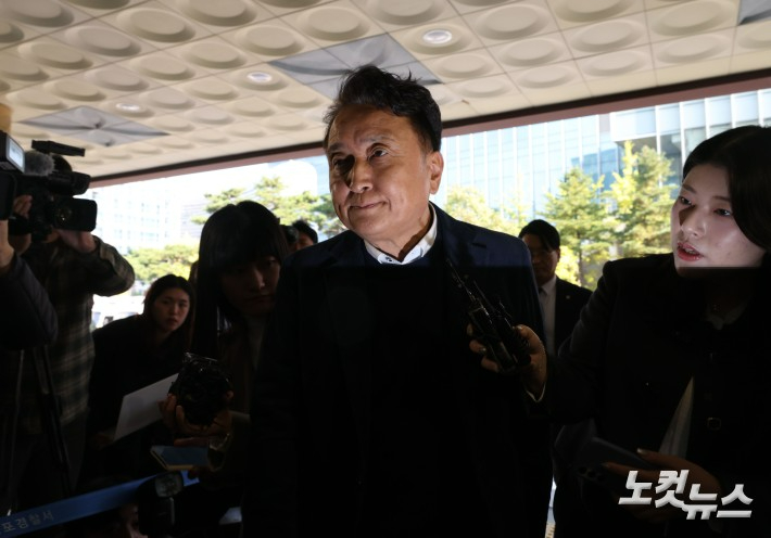 국회 오송 지하차도 참사 국정조사에서 위증한 혐의를 받는 김영환 충북도지사가 4일 오후 서울 영등포경찰서에서 조사를 받기 위해 출석하고 있다. 황진환 기자