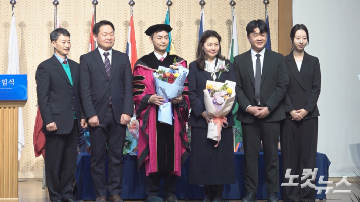 교직원, 학생, 총동문회, 최고 경영자 총동문회장 대표 꽃다발 증정후 기념촬영. 김일현 선교국장