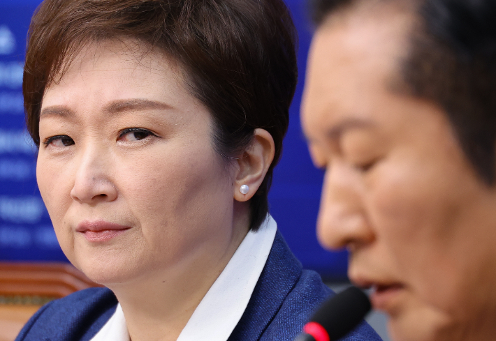 정청래 대표 발언 듣는 이언주 최고위원. 연합뉴스