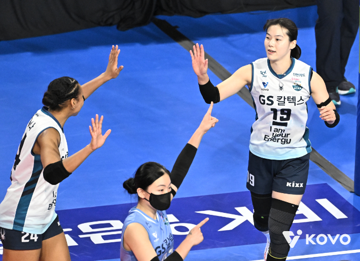 환호하는 레이나와 유서연. 한국배구연맹